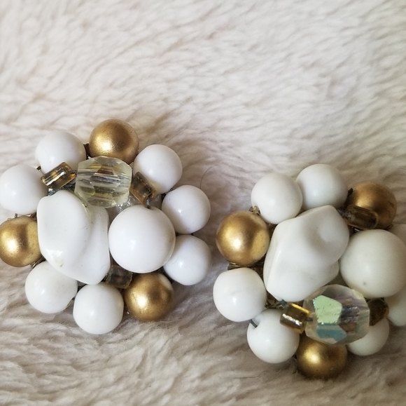 True Vintage Bead cluster  flower clip on earrings - Picture 1 of 1